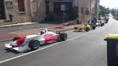 Dans la grande rue de Limonest