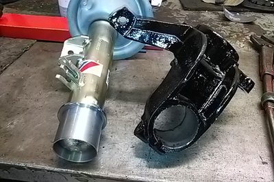 j'ai du adapter une bague entre le pivot plus gros et la jambe d'amortisseurs