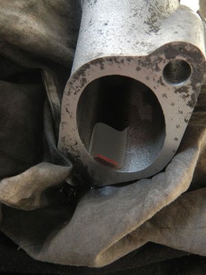 DSCN5888.JPG (159.63 Kio) Vu 7386 fois la pipe d'admission en cours de nettoyage - pulvériser, secouer, pencher toujours dans le même sens, et tous les dépots sont sortis, entrainés par le liquide :ok: