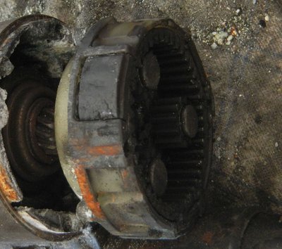 DSCN5876_1.jpg (229.35 Kio) Vu 7386 fois la pièce la plus crade du démarreur: toute la graisse d'origine s'est encrassée et solidifiée, jusque dans les roulements des roues dentées, les empêchant de tourner librement