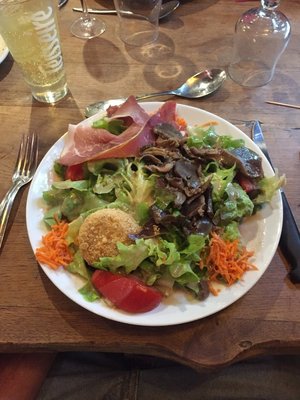 Salade gésiers chévre chaud uniquement avec des produits locaux ... <br />et je parle pas de leur entrecôte ... le meilleure resto ou j'ai jamais manger.