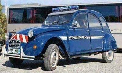 2cv gendarmerie.jpg