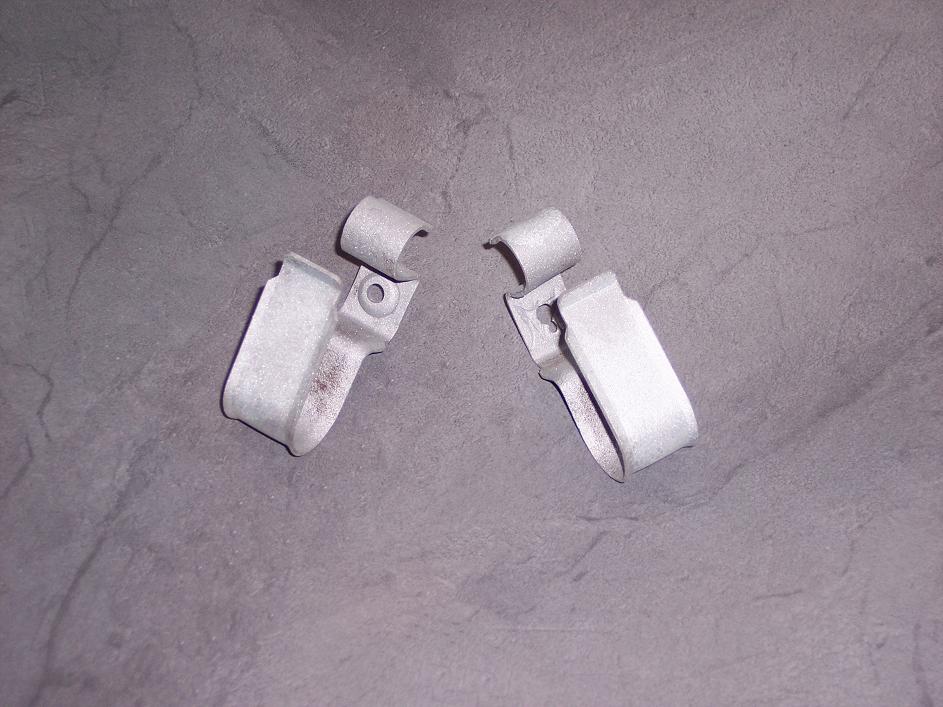 Voici les brides de modines sablées , à savoir que ces 2 pièces sont définitivement épuisées chez Peugeot!!!