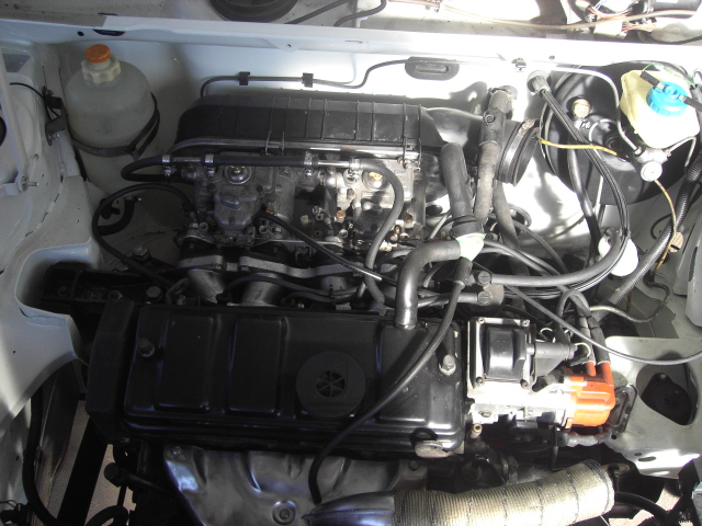Il reste quelques babiolles pour le compatiment moteur (agrafes, autocollants,...)
