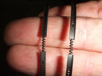 voila un vieux et un neuf de segment racleur je ne sait pas si vous voyer la diff entre le neuf et le vieux.... <br />le vieux n'a plus les rebords ext qui empêche l'huile de remonter au dessus du piston, c'est pour ça qui les pistons sont tout noir au niveau de leurs parties supérieur!!! le vieux est à gauche de l'image!!!