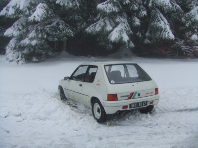 les roues avant patinnent dans la neige!!!!!!!!!!!!! faut une dépanneuse................