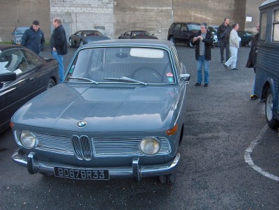 BMW 1800 + le 12 au fond