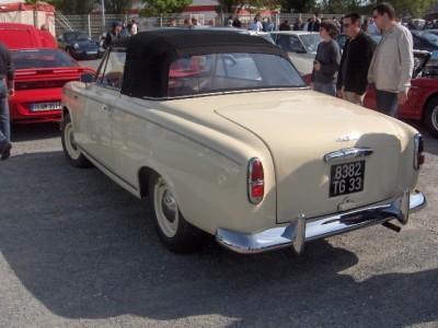 Peugeot 403 Cabriolet bien restauré malgré quelques petites bévues