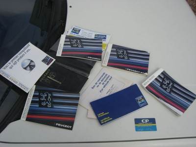La belle surprise inattendue, le bon d' origine avec le carnet d' entretien d' origine tamponer!!