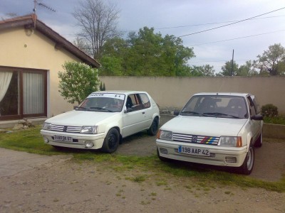 La voiture avec la &quot;Gouskmobile&quot; (toujours aussi belle) à ses cotés