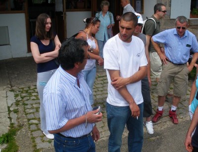 rallye67 en grande discussion avec serge76 à D et àG mr Didier jean un grand fana de belles autos et qui nous fait toujours l'honneur d'être des notres avec son épouse un grand merçi encore à eux ils sont super sympas et transmettent la jois de vivre!!!! bravo et merçi......