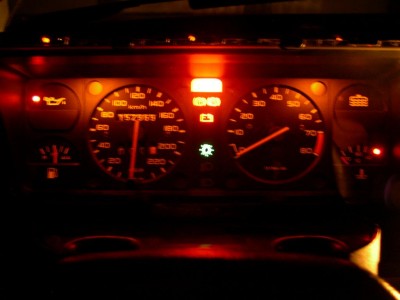 le compteur avec toutes ses ampoules d'alerte qui fonctionnent