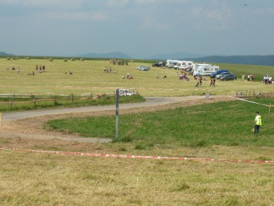 si si il est derrière le poteau....