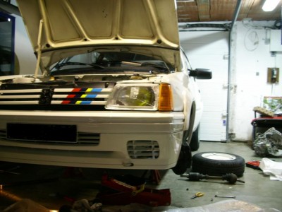 me voici sur chandelles et je n'ai déja plus de roues ni de transmissions, et  ma boite de vitesses malade(la 3ème craque) est sur le point d'être enlevée