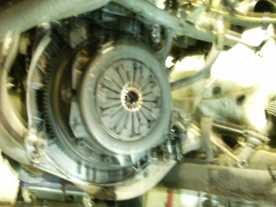 me voilà sans la boite avec l'embrayage à l'air...