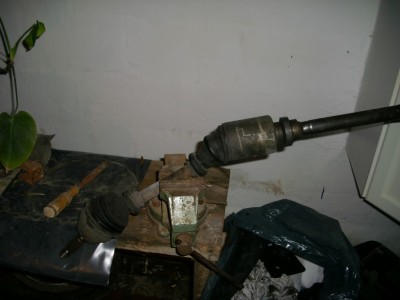 me voici donc moi la vilaine avec le soufflet perçé et là, vous allez pouvoir suivre l'évolution du remplacement de mes soufflets, là je suis dans l'étau avant de....