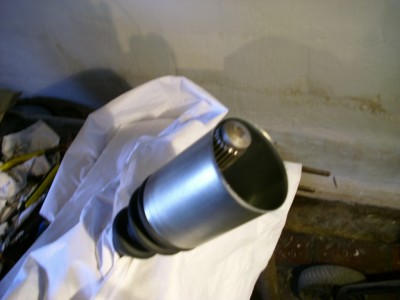 Nous retournons toutes deux la tête en bas pour la suite des opérations la mise en place du soufflet/boite de conserve