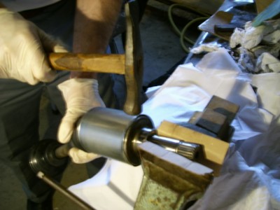 mise en place de la tulipe dans l'étau, enfoncement total du soufflet et à l'aide du marteau, début du martellement de la collerette et ainsi de suite pour tout le tour