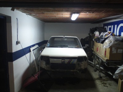 la N°2 en cours de resto dans le fond du garage, bon elle avance pas aussi vite que je le voudrais mais petit à petit... j'y arriverai....