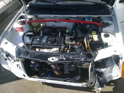 Le compartiment moteur (presque) propre avec le kit durite &quot;Venair&quot; noir de notre ami Aubrey installé.