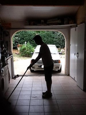 coup de balai avant de rentrer la Rallye... Je suis l'idole de mon chien