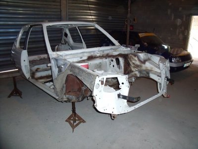 Sur la photo on voit derriere son ancienne 205 Rallye F2000/12