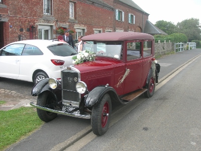 au détour du road book, une 201 en super état!!!! en pleine forme pour un mariage