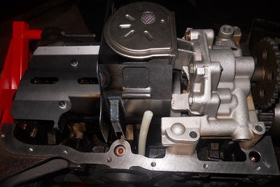 Montage définitif de la tôle on aperçoit le tube plongeur de C2 Super1600 pour le dégazage du bas-moteur