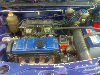 Les buses sont plus haut, on peut même faire passer la durite dans la baie de pare brise.