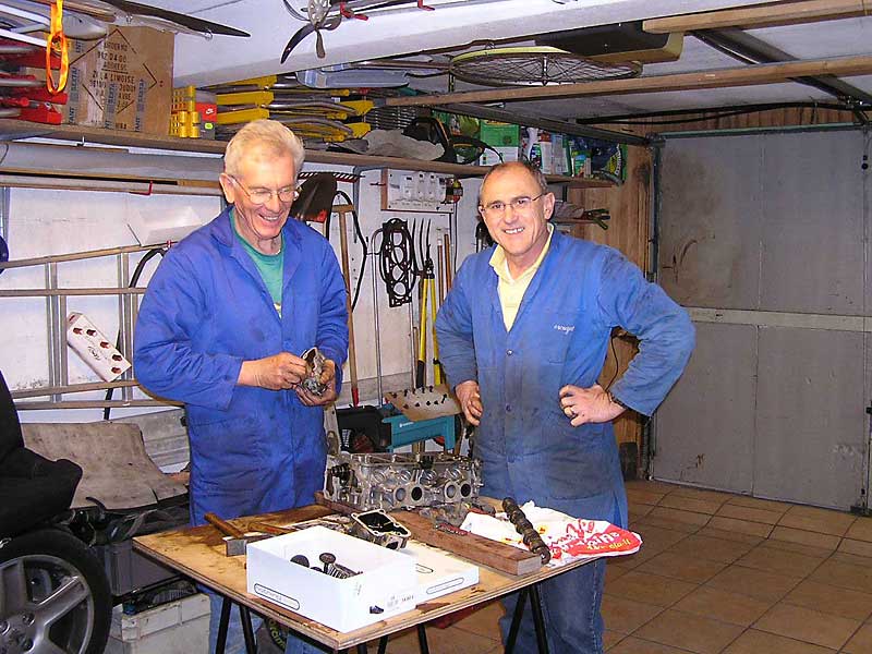 Et voila les mécanos !!!<br />A droite mon père alias FIOFIO !!