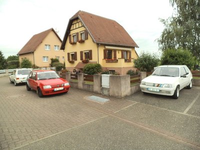 ma maison entièrement encerclée de voiture bizarre.........