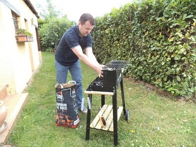 chacun sa spécialité.. un des carbus.. l'autre du barbecue.....