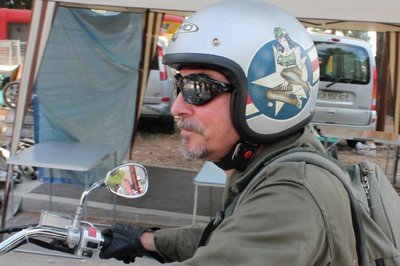 On sait ce qu'il a derrière la tête au moins....