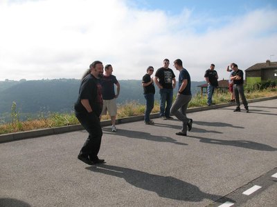 C'est à celui qui tiendra le plus longtemps sur une jambe... Yannou a toujours le sourire mais Gousk commence à accuser le coup. Allez! Courage Le Gousk! C'est bientôt l'heure de manger.