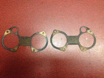 dont ceux-ci, entre les Webers et la plaque du filtre à air... les autres, ressemblent à ceux du kit.