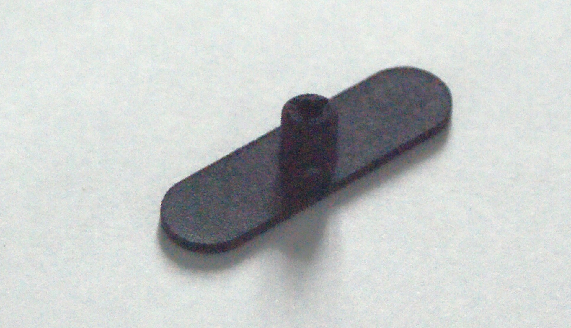 Agrafe fixation extension aile dans le bas de caisse