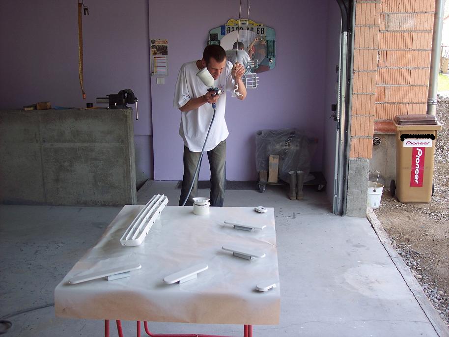 La peinture a suffit tout juste, mon carrossier Sylvain en action , la maitrise du geste...