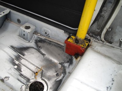 les équerres sont pointées provisoirement<br />car je donnerais un coup de peinture avant d'y monter en définitif