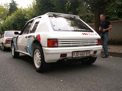 Qu'est ce que tu regarde Tm, la voiture ou la passagère ?????????????