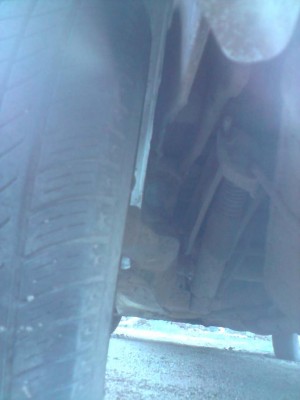 roue arrière gauche qui est comme sur ma rallye de 89' c'est a dire assez droite et assez décalée de la caisse