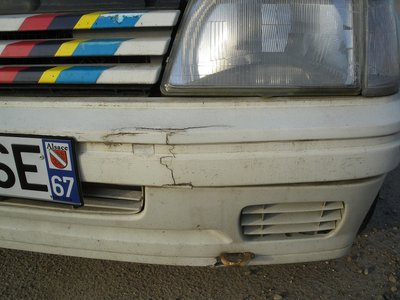 dommage pour le petit choc av.. j'espère pouvoir qauver ce parchoc, blanc dans la masse.....