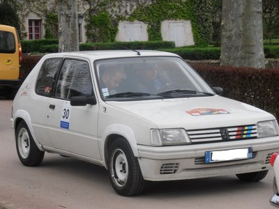 voiture faisant du circuit mais bientôt restauré suivant le proprio