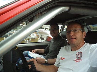 le nom du pilote est marqué.. sur le tee shirt!! si si.......