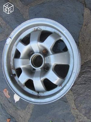 6X14 ET 20 mais alésage autour de 60mm, je n'ai plus le chiffre exact, donc passage à l'usinage